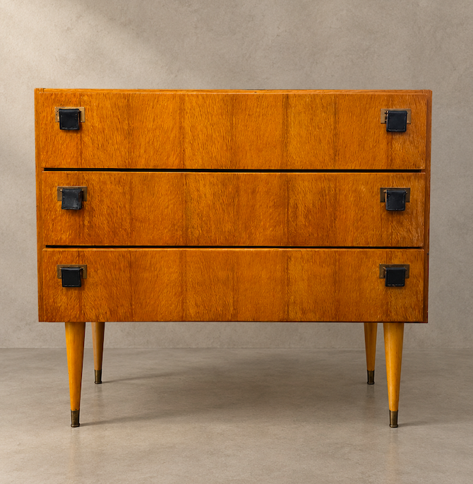 Commode années 1950 en bois clair , poignées en cuir – L 80 x P 42 x H 76 cm –  420 €