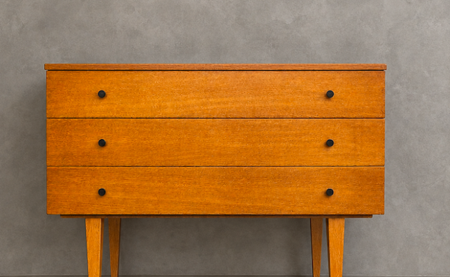 Commode vintage en bois clair – L89 x P42 x H70 cm – 390 €