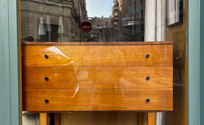 Commode vintage en bois clair – L89 x P 42 x H70 cm – 390 €