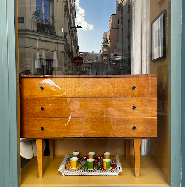 Commode vintage en bois clair – L89 x P 42 x H70 cm – 390 €