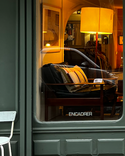 Fauteuil des années 1960 en cuir noir et palissandre – 1200 €