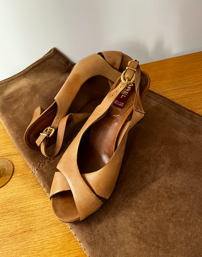 Paire de sandales cuir CAREL – 35 €