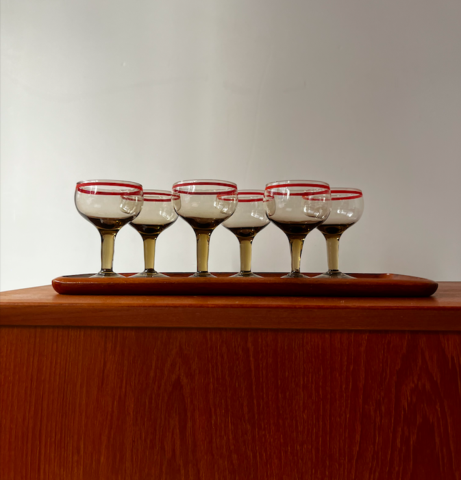 Série de mini verres à pieds (5€ pièce) et carafe assortie (15€)
