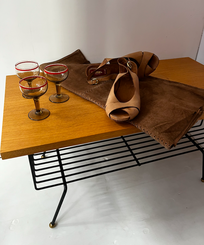 Table basse vintage bois, métal, laiton – L78 x P40 x H40 cm – 390 €