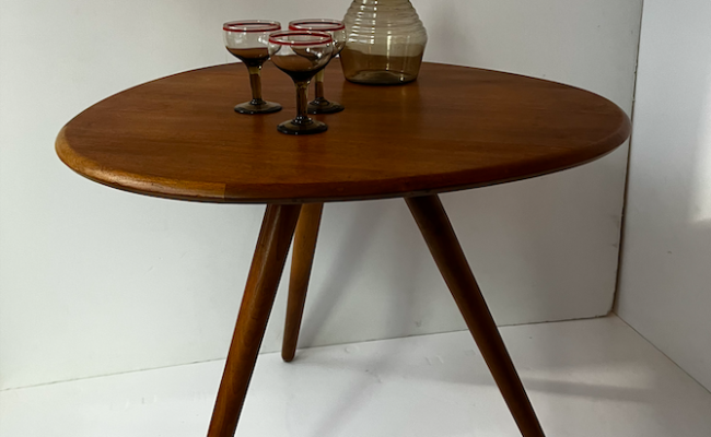 Table basse tripode en bois massif rebord biseauté design suédois 1960 – 420 €