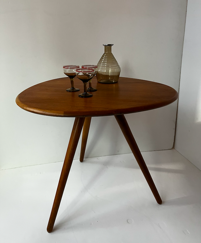 Table basse tripode en bois massif rebord biseauté design suédois 1960 – 420 €